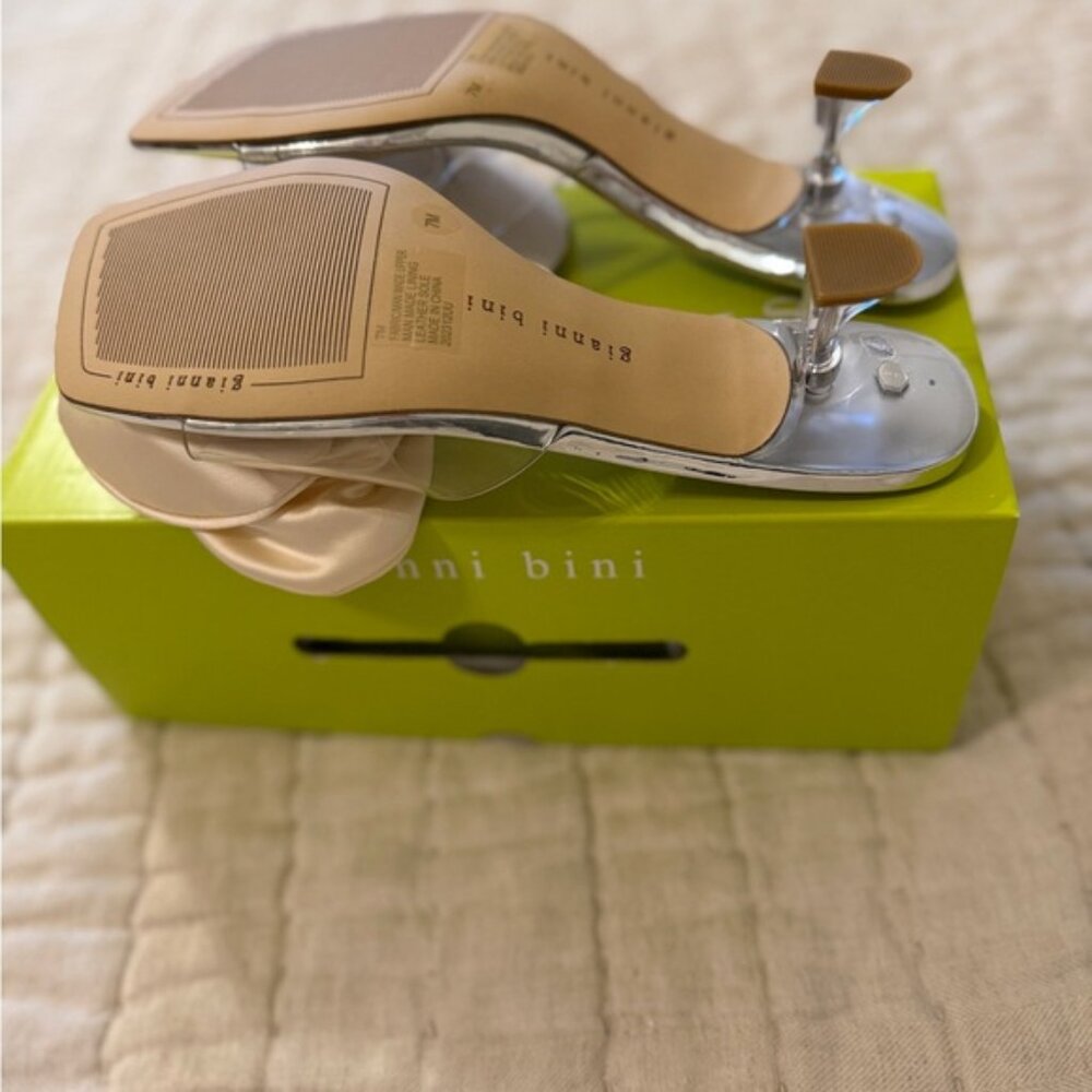 🌸 Gianni Bini Alana Clear Rosette Kitten Heel Sandals Size 7 - Picture 4 of 9